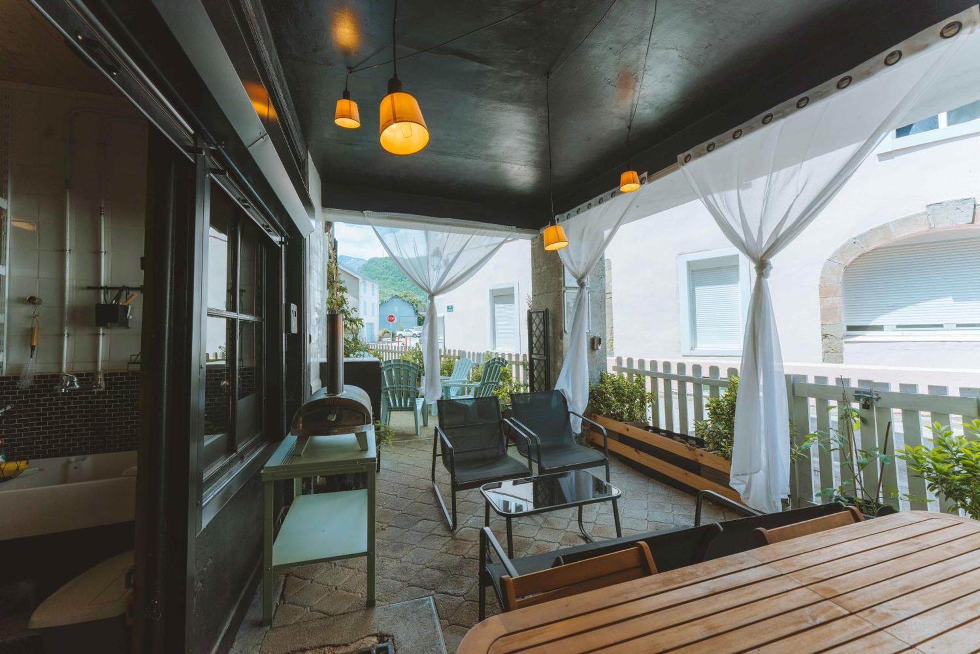 Eau Berges Hostel Val-de-Sos ภายนอก รูปภาพ